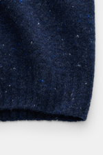 Nahaufnahme des Drumohr Cardigan navy meliert von vorne, mittelfeines Strickbild, Mix aus Schurwolle, Cashmere, Microfaser, weicher Griff, Oversized Fit, glatte Knopfleiste, flexible Rippbündchen.