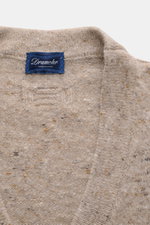 Drumohr Cardigan beige meliert aus Schurwolle, Cashmere, Microfaser, weicher Griff, mittelfeines Strickbild, Oversized Fit, glatte Knopfleiste, flexible Rippbündchen, Nahaufnahme von Innenansicht mit Label.
