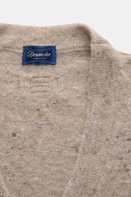 Drumohr Cardigan beige meliert aus Schurwolle, Cashmere, Microfaser, weicher Griff, mittelfeines Strickbild, Oversized Fit, glatte Knopfleiste, flexible Rippbündchen, Nahaufnahme von Innenansicht mit Label.