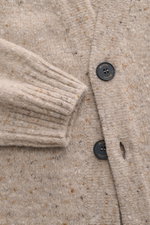 Nahaufnahme des Drumohr Cardigan beige meliert von schräg oben, zeigt mittelfeines Strickbild, glatte Knopfleiste, flexible Rippbündchen, Mix aus Schurwolle, Cashmere und Microfaser, sehr weicher Griff, Oversized Fit.