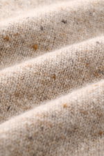 Nahaufnahme des mittelfeinen Strickbilds des Drumohr Cardigan beige meliert, Mix aus Schurwolle, Cashmere, Microfaser, weicher Griff.