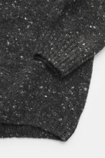 Drumohr Cardigan dunkelgrau meliert, Detailfoto von oben, Mix aus Schurwolle, Cashmere, Microfaser, weicher Griff, mittelfeines Strickbild, Oversized Fit, glatte Knopfleiste, flexible Rippbündchen.