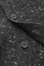 Nahaufnahme aus seitlicher Perspektive des Drumohr Cardigan dunkelgrau meliert mit mittelfeinem Strickbild, glatter Knopfleiste, flexiblen Rippbündchen, sehr weichem Griff, Mix aus Schurwolle, Cashmere und Microfaser, Oversized Fit.