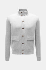 Fioroni Cashmere Cardigan hellgrau meliert, Frontansicht, Stehkragen, Knopfleiste mit Leder, aufgesetzte Taschen, Rippbündchen, reiner Cashmere, Regular Fit
