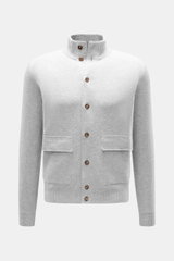 Fioroni Cashmere Cardigan hellgrau meliert, Frontansicht, Stehkragen, Knopfleiste mit Leder, aufgesetzte Taschen, Rippbündchen, reiner Cashmere, Regular Fit