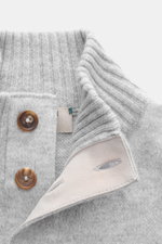 Fioroni Cashmere Cardigan hellgrau meliert, Nahaufnahme von Knopfleiste, Stehkragen, weichem Strickbild und Lederdetails, reiner Cashmere, Regular Fit.