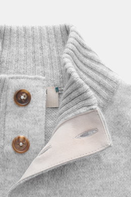 Fioroni Cashmere Cardigan hellgrau meliert, Nahaufnahme von Knopfleiste, Stehkragen, weichem Strickbild und Lederdetails, reiner Cashmere, Regular Fit.
