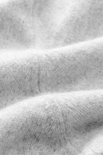 Fioroni Cashmere Cardigan hellgrau meliert, seitlich fotografiert, mit Stehkragen, Lederknopfleiste, Fronttaschen, Rippbündchen, reiner Cashmere, feines Strickbild, Regular Fit.