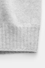 Fioroni Cashmere Cardigan hellgrau meliert in Nahaufnahme von unten, weicher Griff, feines Strickbild, Rippbündchen, reiner Cashmere, Regular Fit, Stehkragen, Lederriegelknopfleiste, Fronttaschen.