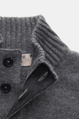 Close-up front view of the Fioroni Cashmere cardigan dark grey melange showing ribbed stand-up collar, leather-reinforced button placket, and fine knit pattern.

Description: 
<p>Luxurious cashmere for cold days: With its particularly pleasant, warming ma