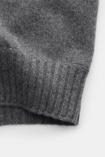 Close-up view of the ribbed cuff and fine knit pattern of the Fioroni Cashmere cardigan dark grey melange, showcasing its soft texture.

Description: <p>Luxurious cashmere for cold days: With its particularly pleasant, warming material, the timeless cardi