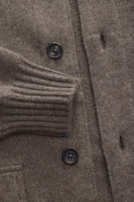 Close-up from above of Fioroni Cashmere cardigan grey brown melange showing ribbed cuffs, leather-reinforced button placket, patch pockets.

<p>Luxurious cashmere for cold days: With its particularly pleasant, warming material, the timeless cardigan from 