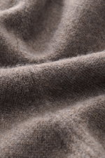 Close-up of the soft, fine knit pattern and texture of the Fioroni Cashmere cardigan grey brown melange fabric, photographed from a macro perspective.

Description: <p>Luxurious cashmere for cold days: With its particularly pleasant, warming material, the