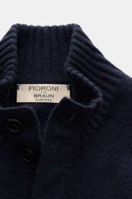 Close-up front view of the ribbed stand-up collar and buttons of the Fioroni Cashmere cardigan navy, showcasing its fine knit and soft texture.

Description:  
<p>Luxurious cashmere for cold days: With its particularly pleasant, warming material, the time