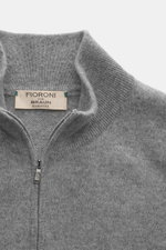 Nahaufnahme der Fioroni Cashmere Strickjacke grau meliert von oben, reiner Cashmere, sehr weicher Griff, feines Strickbild, Slim Fit, Zwei-Wege-Reißverschluss, Rippstrick-Stehkragen, flexible Rippbündchen.
