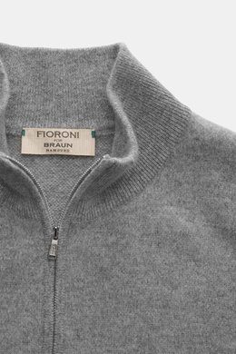 Nahaufnahme der Fioroni Cashmere Strickjacke grau meliert von oben, reiner Cashmere, sehr weicher Griff, feines Strickbild, Slim Fit, Zwei-Wege-Reißverschluss, Rippstrick-Stehkragen, flexible Rippbündchen.