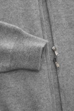 Nahaufnahme der Fioroni Cashmere Strickjacke grau meliert von oben, zeigt feines Strickbild, reinen Cashmere, Slim Fit, Zwei-Wege-Reißverschluss, Rippstrick-Stehkragen, flexible Rippbündchen, sehr weicher Griff.