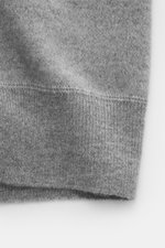Nahaufnahme der Fioroni Cashmere Strickjacke grau meliert von unten, zeigt feines Strickbild, reinen Cashmere, sehr weichen Griff, Slim Fit, Zwei-Wege-Reißverschluss, Rippstrick-Stehkragen und flexible Rippbündchen.