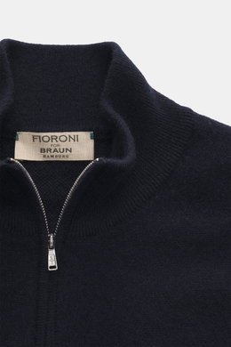 Nahaufnahme der Fioroni Cashmere Strickjacke navy von oben fotografiert, Slim Fit, reiner Cashmere, sehr weicher Griff, feines Strickbild, Zwei-Wege-Reißverschluss, Rippstrick-Stehkragen, flexible Rippbündchen.