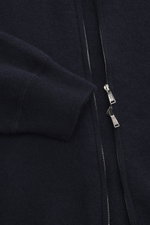 Fioroni Cashmere Strickjacke navy aus reiner Cashmere, Slim Fit, feines Strickbild, zwei-Wege-Reißverschluss, Rippstrick-Stehkragen, weicher Griff, flexible Rippbündchen, Detailfoto frontal.