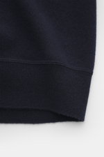 Nahaufnahme der Fioroni Cashmere Strickjacke navy vom Ärmelansatz mit feinem Strickbild, reinem Cashmere, Slim Fit, sehr weichem Griff, Rippstrick-Stehkragen, flexiblen Rippbündchen und Zwei-Wege-Reißverschluss.