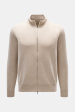 Fioroni Cashmere Strickjacke beige, Slim Fit, reiner Cashmere, sehr weicher Griff, feines Strickbild, Zwei-Wege-Reißverschluss, Rippstrick-Stehkragen, flexible Rippbündchen, frontal fotografiert.