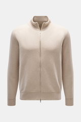 Fioroni Cashmere Strickjacke beige, Slim Fit, reiner Cashmere, sehr weicher Griff, feines Strickbild, Zwei-Wege-Reißverschluss, Rippstrick-Stehkragen, flexible Rippbündchen, frontal fotografiert.