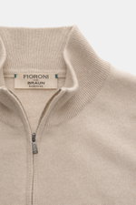 Nahaufnahme der Fioroni Cashmere Strickjacke beige von oben, reiner Cashmere, sehr weicher Griff, feines Strickbild, Slim Fit, Zwei-Wege-Reißverschluss, Rippstrick-Stehkragen, flexible Rippbündchen.