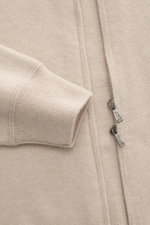 Fioroni Cashmere Strickjacke beige, Nahaufnahme von Ärmel und Zwei-Wege-Reißverschluss, reiner Cashmere, weicher Griff, feines Strickbild, Slim Fit, Rippstrick-Stehkragen, flexible Rippbündchen.