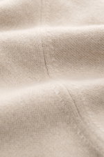 Nahaufnahme der Fioroni Cashmere Strickjacke beige, reiner Cashmere, sehr weicher Griff, feines Strickbild, Slim Fit, Zwei-Wege-Reißverschluss, Rippstrick-Stehkragen, flexible Rippbündchen, Stoffdetails sichtbar.