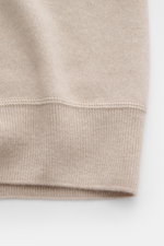 Nahaufnahme der Fioroni Cashmere Strickjacke beige, detailreich von der Seite, reiner Cashmere, sehr weicher Griff, feines Strickbild, Slim Fit, Zwei-Wege-Reißverschluss, Rippstrick-Stehkragen, flexible Rippbündchen.