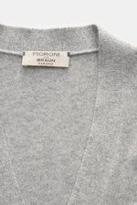 Fioroni Cashmere Cardigan grau meliert, Nahaufnahme von innen auf das feine Baby-Cashmere, weicher Griff, Regular Fit, glatte Knopfleiste und flexible Rippbündchen, exquisite italienische Handwerkskunst