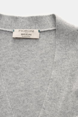 Fioroni Cashmere Cardigan grau meliert, Nahaufnahme von innen auf das feine Baby-Cashmere, weicher Griff, Regular Fit, glatte Knopfleiste und flexible Rippbündchen, exquisite italienische Handwerkskunst