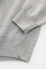 Nahaufnahme des Ärmelbündchens und Saums des Fioroni Cashmere Cardigan grau meliert, feines Strickbild, weicher Griff, Regular Fit.