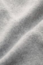 Nahaufnahme des graumelierten Fioroni Cashmere Cardigan mit feinem Strickbild, weichem Baby-Cashmere, glatter Knopfleiste und flexiblen Rippbündchen, fotografiert aus schräger Perspektive.