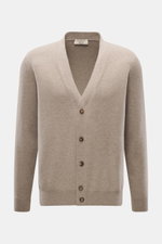 Fioroni Cashmere Cardigan beige meliert in Frontansicht, aus reinem Baby-Cashmere mit feinem Strickbild, Regular Fit, glatter Knopfleiste, flexiblen Rippbündchen, sehr weich und präzise gefertigt.