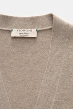 Nahaufnahme des Fioroni Cashmere Cardigan beige meliert, zeigt feines Strickbild, glatte Knopfleiste und weiche Baby-Cashmere-Qualität.