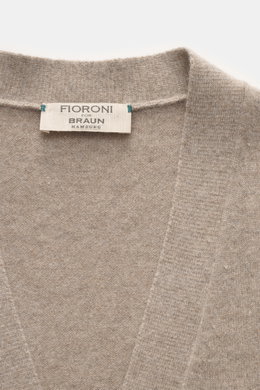 Nahaufnahme des Fioroni Cashmere Cardigan beige meliert, zeigt feines Strickbild, glatte Knopfleiste und weiche Baby-Cashmere-Qualität.