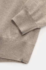 Fioroni Cashmere Cardigan beige meliert, Detailaufnahme von Ärmel und Bund, feines Strickbild, reiner Cashmere, weicher Griff, Regular Fit.