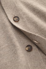 Nahaufnahme des Fioroni Cashmere Cardigan beige meliert aus reiner Baby-Cashmere-Handwerkskunst, feines Strickbild, glatte Knopfleiste, weicher Griff.