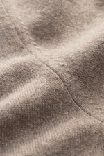 Nahaufnahme des feinen Strickbilds des Fioroni Cashmere Cardigan beige meliert, fotografiert aus schräger Perspektive, zeigt reine Baby-Cashmere-Qualität, weichen Griff, glatte Knopfleiste, flexible Rippbündchen im Regular Fit, exquisite italienische Hand