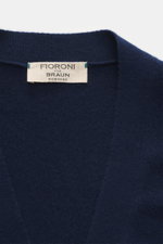 Fioroni Cashmere Cardigan dunkelblau Nahaufnahme von Innenkragen mit Label, reine Baby-Cashmere Qualität, feines Strickbild, Regular Fit, Rippbündchen.