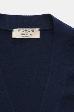 Fioroni Cashmere Cardigan dunkelblau Nahaufnahme von Innenkragen mit Label, reine Baby-Cashmere Qualität, feines Strickbild, Regular Fit, Rippbündchen.