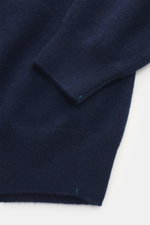 Nahaufnahme des Ärmels mit flexiblem Rippbündchen des Fioroni Cashmere Cardigan dunkelblau, reiner Baby-Cashmere, weicher Griff, feines Strickbild.