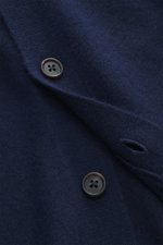 Nahaufnahme des Fioroni Cashmere Cardigan dunkelblau von vorne, feines Strickbild, glatte Knopfleiste, weicher Baby-Cashmere, Regular Fit.