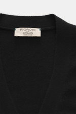 Nahaufnahme des schwarzen Fioroni Cashmere Cardigans aus Baby-Cashmere, von oben fotografiert, mit feinem Strickbild, glatter Knopfleiste, Regular Fit und flexiblen Rippbündchen.