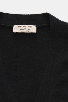 Nahaufnahme des schwarzen Fioroni Cashmere Cardigans aus Baby-Cashmere, von oben fotografiert, mit feinem Strickbild, glatter Knopfleiste, Regular Fit und flexiblen Rippbündchen.