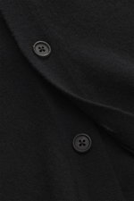 Nahaufnahme des Fioroni Cashmere Cardigan schwarz aus Italien, Detail von glatter Knopfleiste, feinem Strickbild und weichem Baby-Cashmere.