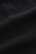 Nahaufnahme des schwarzen Fioroni Cashmere Cardigans aus reinem Baby-Cashmere, Detailansicht der weichen, feinen Strickstruktur.