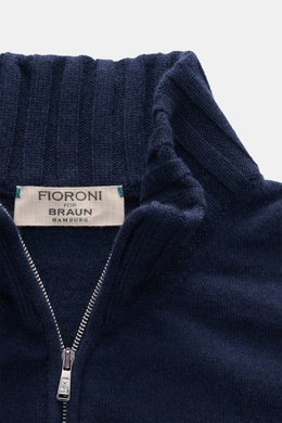Nahaufnahme der Fioroni Cashmere Strickjacke 'Duvet' navy, Slim Fit mit Rippstrick-Stehkragen, Zwei-Wege-Reißverschluss, aus feinstem Cashmere, sehr weich, feines Strickbild.